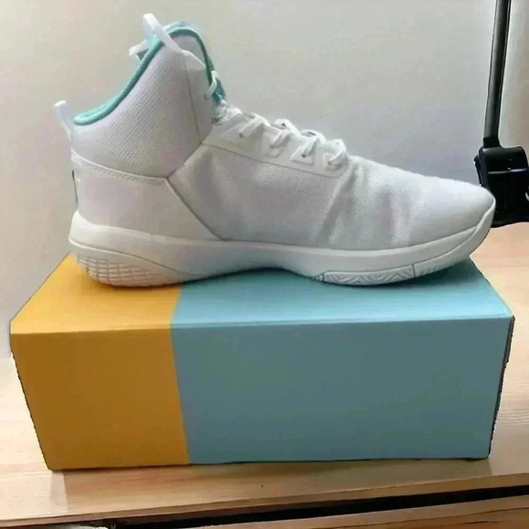 Moolah Kicks Women's  New W Tags Size 5 White Moolah Phantom 1 Basketball shoe - Picture 2 of 6